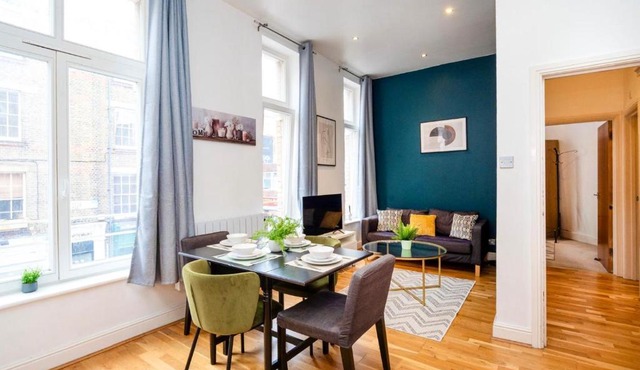Walk Everywhere from this Prime Zone 1 London Apartment, Fast Wi-Fi, Restaurants, Cafés & Transport Nearby