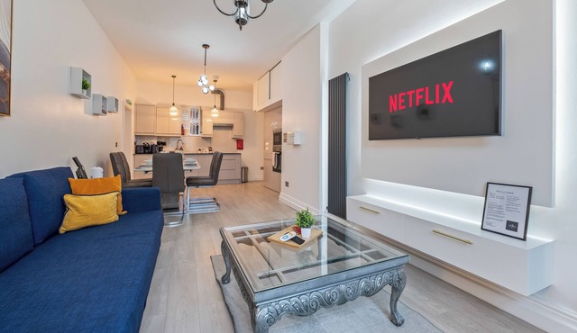 Warstone Suite-Luxury 2-Bedroom Flat, Parking, WiFi, Netflix, Central Location