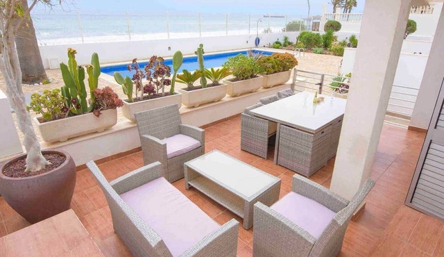 Waterfront apartment Sea Swimming pool Air conditioning