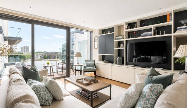 Waterfront Luxury Apt with Pool, Gym & Concierge