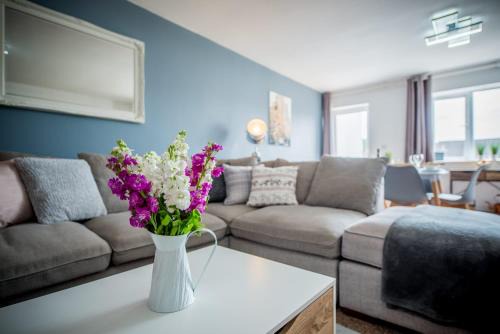 Welcoming Pembrokeshire home, comfortable, well equipped, perfect for families, beach 5 mins, rural views, doorstep walks
