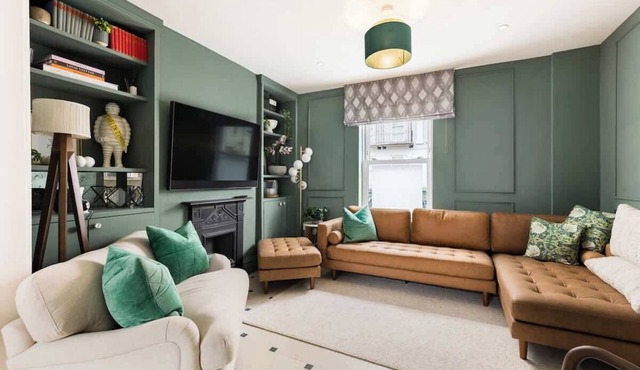 Well Located, Cheltenham 4 Bed Townhouse & Parking
