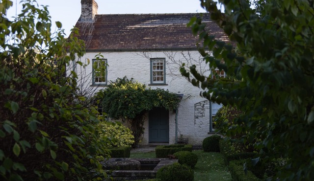 WEST COTTAGE, pet friendly, character holiday cottage in Llandovery