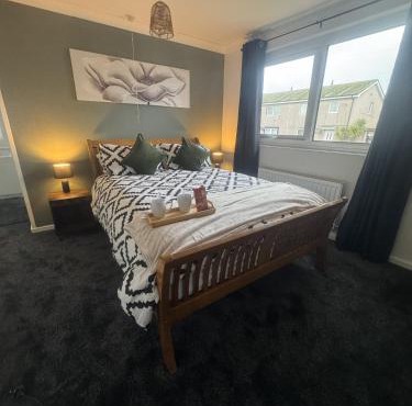 West Lakes 3 Bedroom - Sleeps 5 - Self Check In - Fully Furnished House