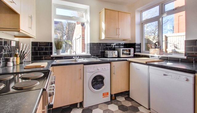 West Midlands-Contractor-Long stay-parking-4 beds!