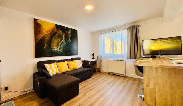 Whole flat with free parking in London Canary Wharf with easy access from all airports and stations in around London