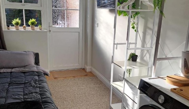 Willow Studio - a self-contained studio w parking