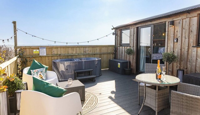 Willows Rest - 1 Bed Shepherd's Hut - Pentlepoir