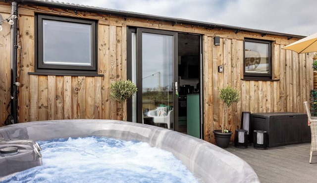 Willows Rest - 1 Bed Shepherd's Hut - Pentlepoir