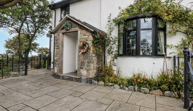 WINDYRIDGE, pet friendly, character holiday cottage in Prestatyn