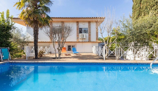 Wonderful private villa for 9 guests with A/C, WIFI, private pool, TV, balcony and pets allowed