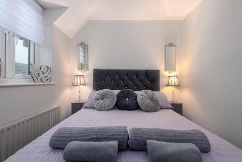 WORCESTER Fabulous Cherry Tree Mews self check in dogs welcome by prior arrangement , 2 double bedrooms ,super fast Wi-Fi, with free off road parking for 2 vehicles near Royal Hospital and woodland walks