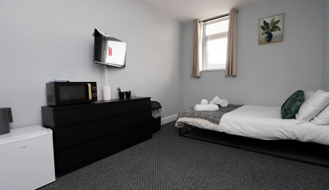 Work En-Suite Fridge & Microwave Smart TV