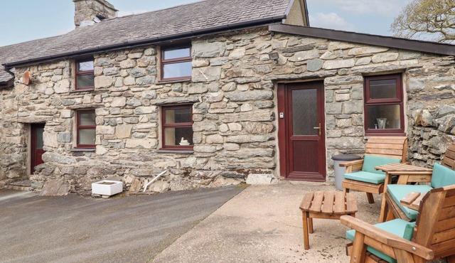 Y BWTHYN, pet friendly, character holiday cottage in Llanbedr