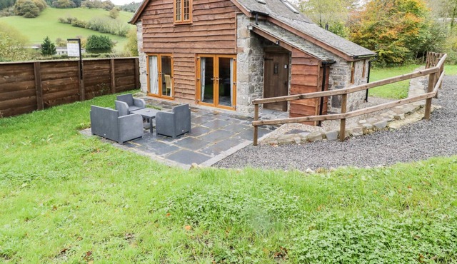 YR HEN EFAIL, pet friendly, character holiday cottage in Llanfyllin