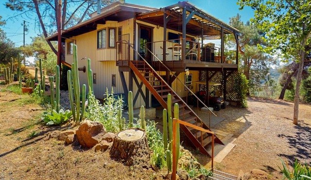 Zen Mountain Retreat hideaway with sweeping views, outdoor space, & W/D