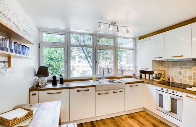 Bright, Modernised 4 Bed Maisonette in Brixton