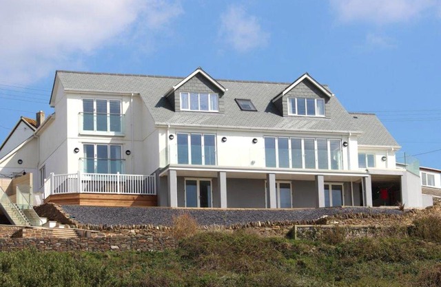 Seagulls Perch Mawgan Porth 