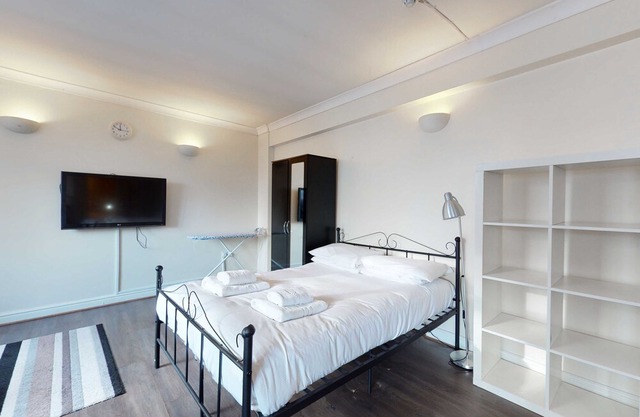 Spacious studio flat in Aldgate East near tube