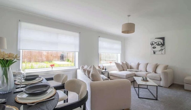 Niven Nook - 3 Bedroom House, Kilmarnock